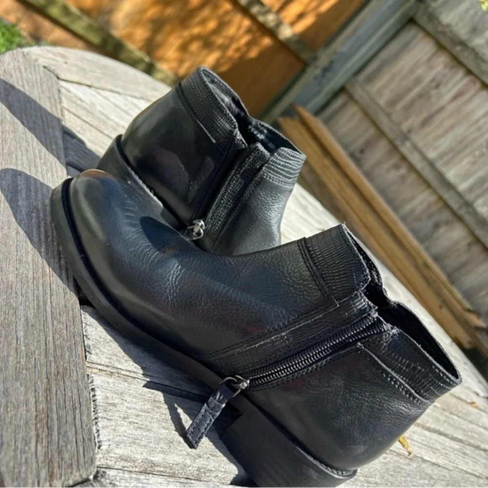 WOMEN'S SOFTWALK RUBI BOOTIES black size 7.5‎ N
